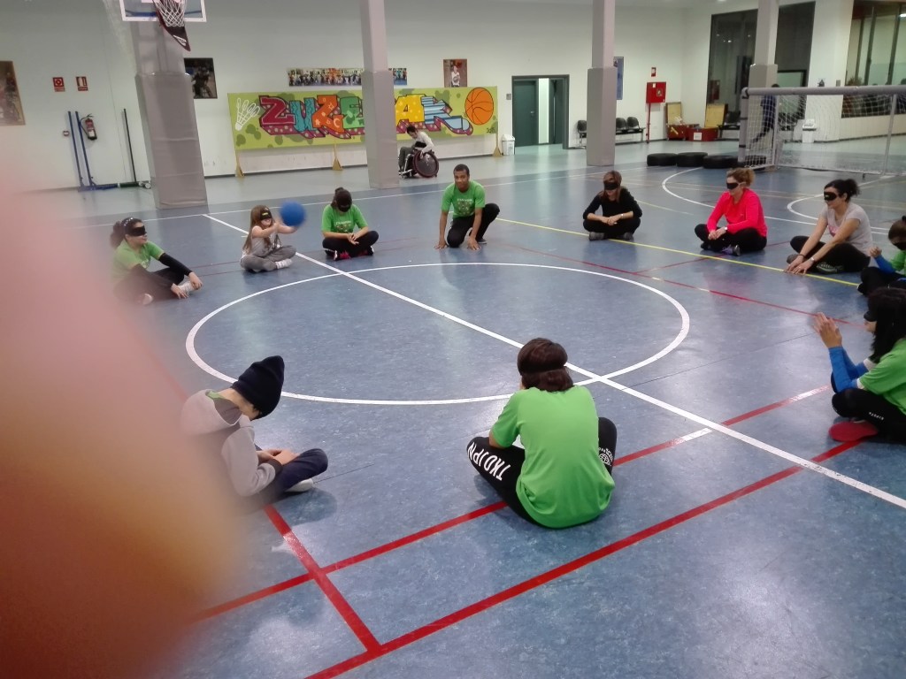 Alumnos de la escuela de goalball realizando dinámicas de grupo